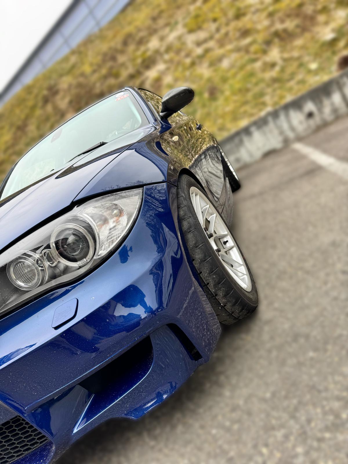 BMW bleue élargissement d'ailes